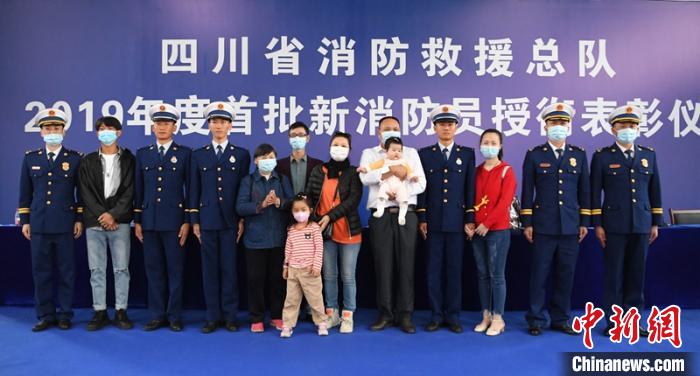 3名新消防員與親人現(xiàn)場(chǎng)見(jiàn)證授銜儀式?！⒅铱?攝