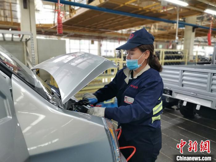 在滿足國外市場供應的同時，成功汽車也緊盯國內(nèi)市場，拓渠道保銷量?！「唢w 攝