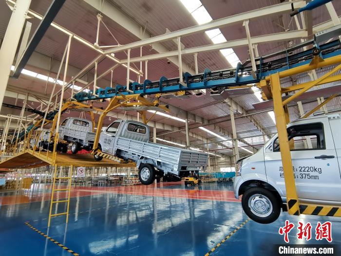 成功汽車是山西省重點轉(zhuǎn)型項目，擁有國內(nèi)先進的零部件、發(fā)動機整機自動裝配和發(fā)動機生產(chǎn)線、實驗線，還有國際一流的工業(yè)機器人?！「唢w 攝