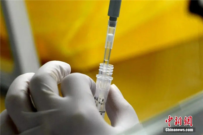 資料圖：工作人員正在準(zhǔn)備檢測試劑。<a target='_blank'  data-cke-saved- >中新社</a>記者 王東明 攝