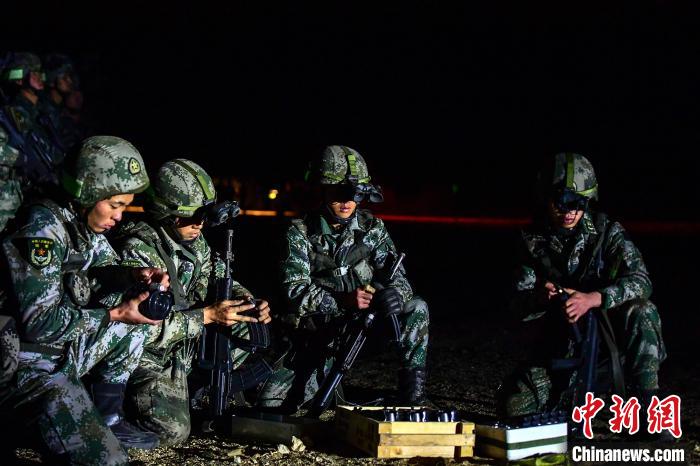 戰(zhàn)士正在補充彈藥?！∑呀?攝