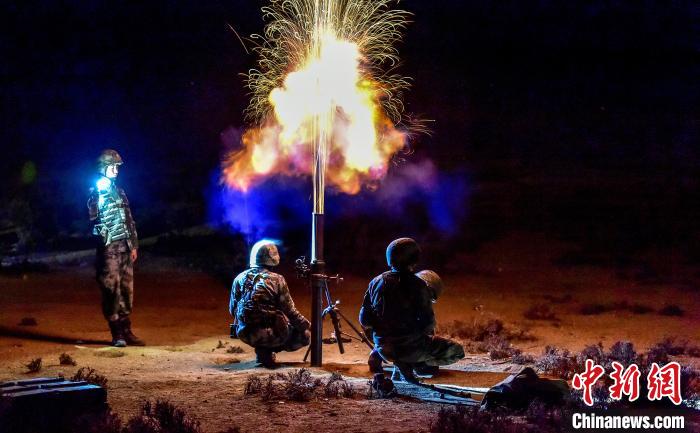 演練中偵察兵在夜間利用迫擊炮摧毀敵輕型裝甲?！」鶘|東 攝