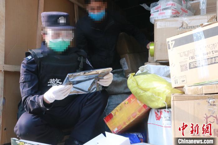 圖為勐康邊檢站民警在對快遞運(yùn)輸車輛進(jìn)行例行檢查?！钐?攝