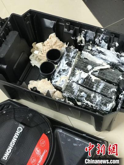 圖為臨滄邊境管理支隊(duì)從音響中查獲毒品?！⒂狼?攝