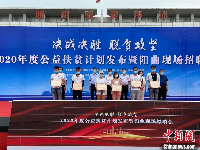 在現(xiàn)場(chǎng)，綠地集團(tuán)與困難就業(yè)群體就業(yè)代表簽署勞務(wù)合同，并為首批6名就業(yè)代表頒發(fā)上崗證書?！∏愊?攝