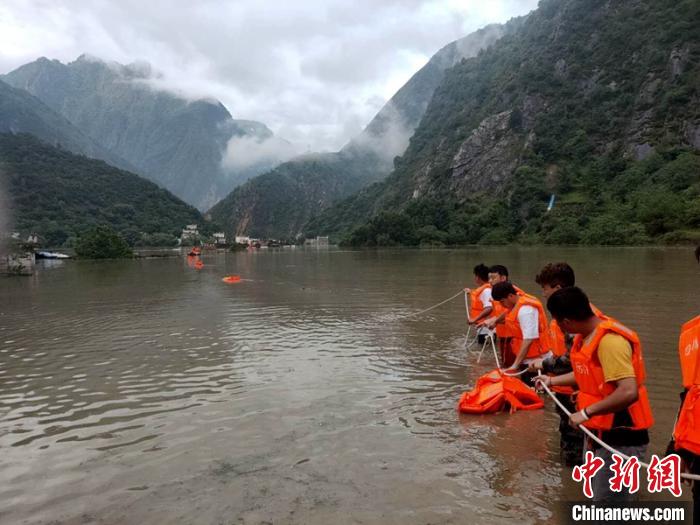 救援人員正在全力營救被困群眾?！〉ぐ托峁?攝