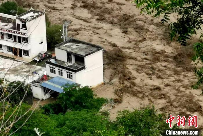 洪水淹沒房屋?！〉ぐ托峁?攝