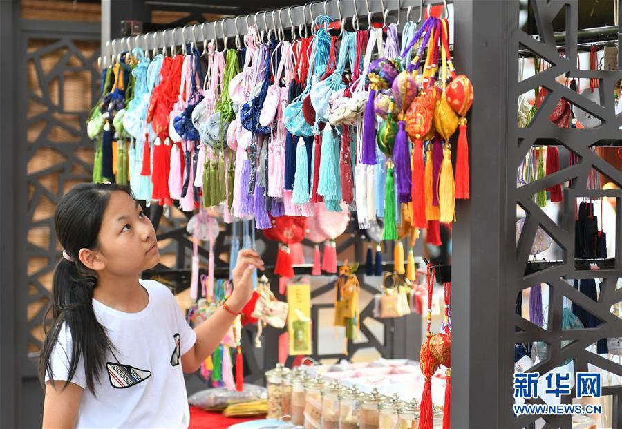 （新華全媒頭條·圖文互動(dòng)）（4）線(xiàn)上線(xiàn)下消費(fèi)升溫 文旅活動(dòng)邁上“云端”——端午假期透視我國(guó)經(jīng)濟(jì)高質(zhì)量發(fā)展新動(dòng)力