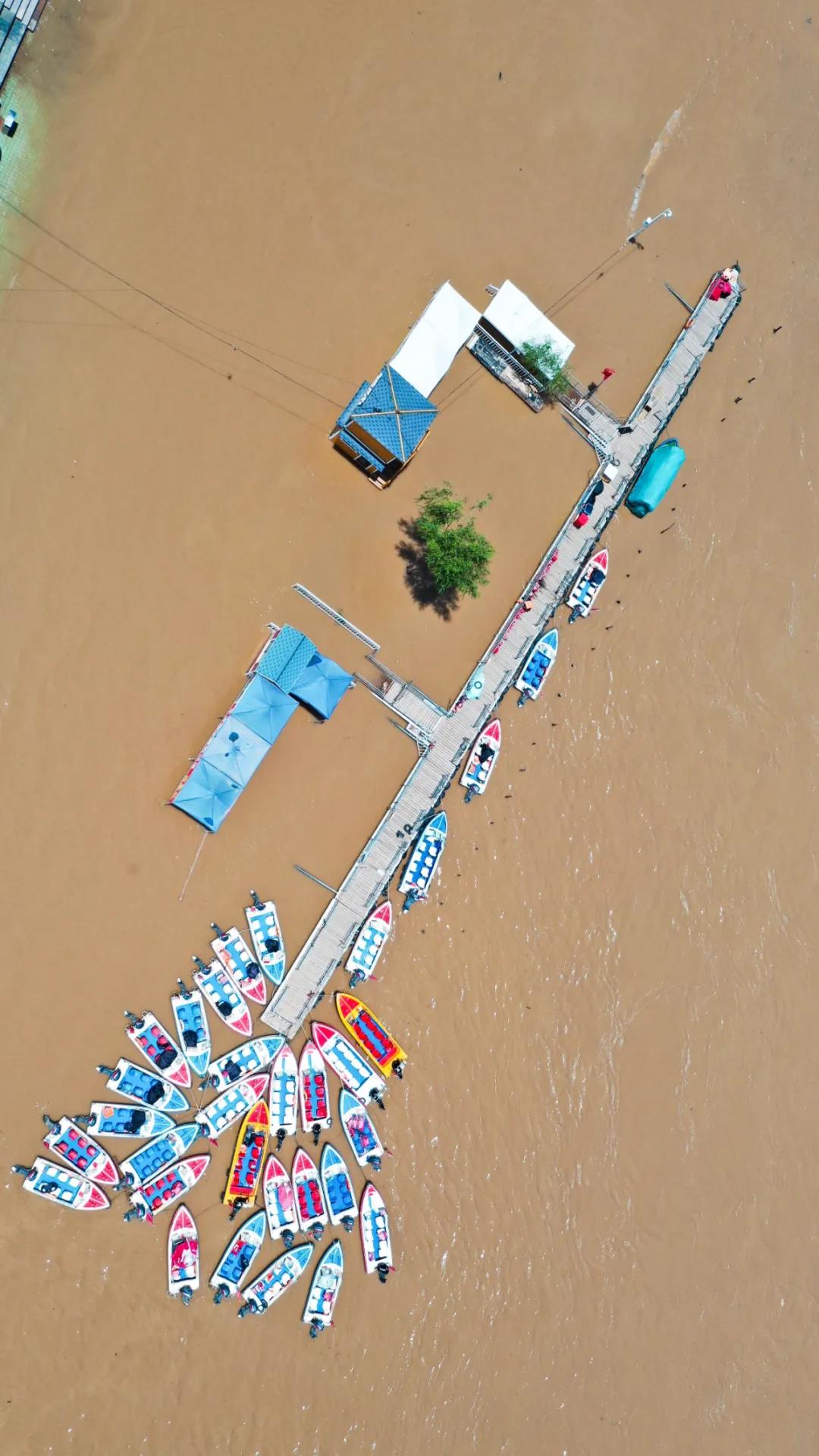 ▲圖為6月27日已暫時關(guān)閉的黃河蘭州段一處快艇碼頭（無人機照片）。新華社發(fā)（郎兵兵 攝）