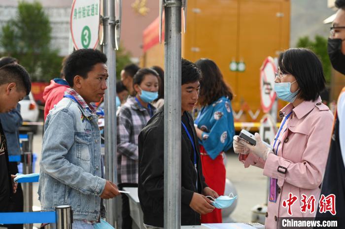 7月7日，考生在拉薩三高考點(diǎn)外進(jìn)行身份證件核驗(yàn)?！『闻罾?攝