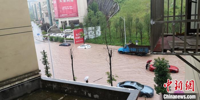圖為重慶萬州城區(qū)積水嚴(yán)重?！≈貞c萬州區(qū)委宣傳部供圖 攝