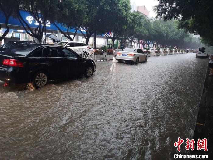 圖為重慶萬州城區(qū)積水嚴(yán)重?！≈貞c萬州區(qū)委宣傳部供圖 攝