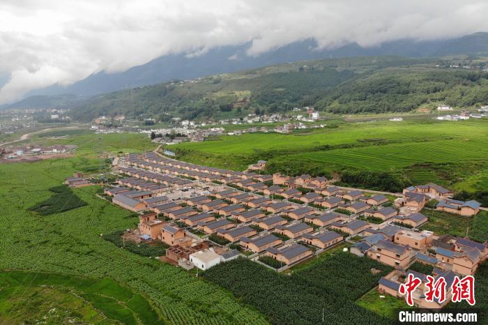 甲甲溝村新建農(nóng)房掩映在農(nóng)作之間。　張浪 攝