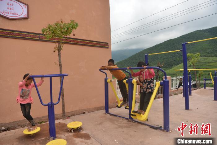 甲甲溝村里玩耍的孩子?！埨?攝