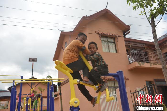 甲甲溝村里玩耍的孩子?！埨?攝