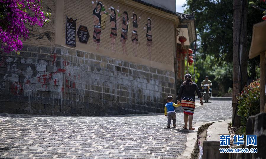 (集中連片特困地區(qū)貧困村調(diào)研行·圖文互動)(3)阿佤人民再唱新歌——云南騰沖市三家村中寨司莫拉佤族村脫貧調(diào)查