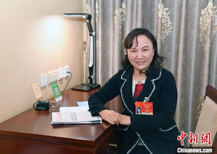 全國人大代表，浙江省臺州市椒江區(qū)大陳實驗學校校長、黨支部書記翁麗芬 蔡榮章 攝