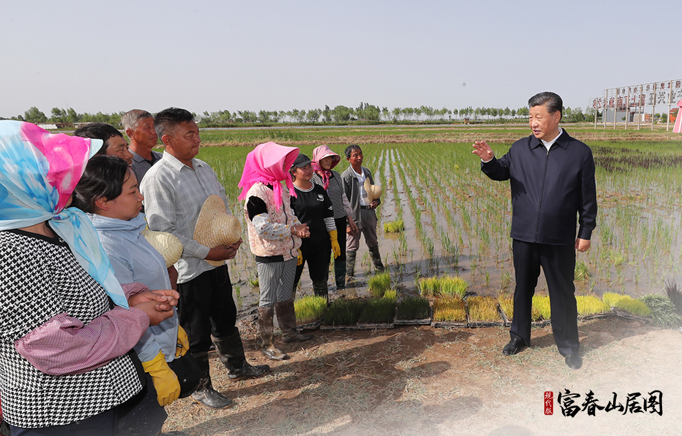 2020年6月9日，習(xí)近平在寧夏回族自治區(qū)銀川市賀蘭縣稻漁空間鄉(xiāng)村生態(tài)觀(guān)光園，同正在勞作的村民親切交談。