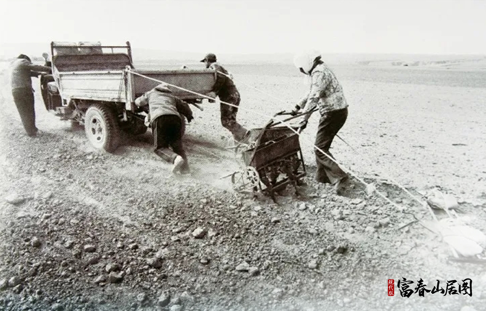 寧夏回族自治區(qū)銀川市永寧縣閩寧鎮(zhèn)建設(shè)初期，移民群眾在戈壁灘上開(kāi)荒種田。