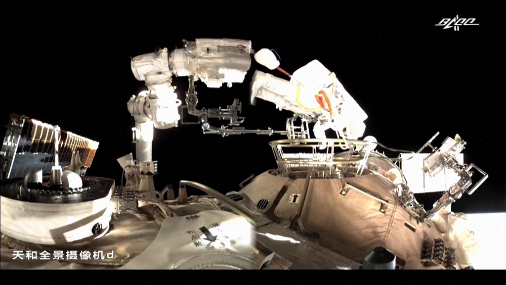 2021年12月26日晚，神十三航天員乘組進行第二次出艙活動。航天員葉光富將自己依附在機械臂上。