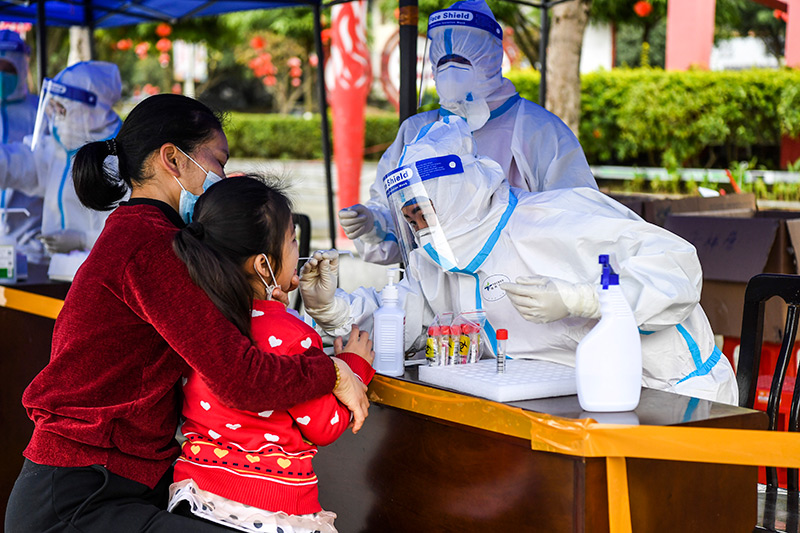 2022年2月16日，在廣西百色市德?？h，醫(yī)務(wù)人員在做核酸采樣。