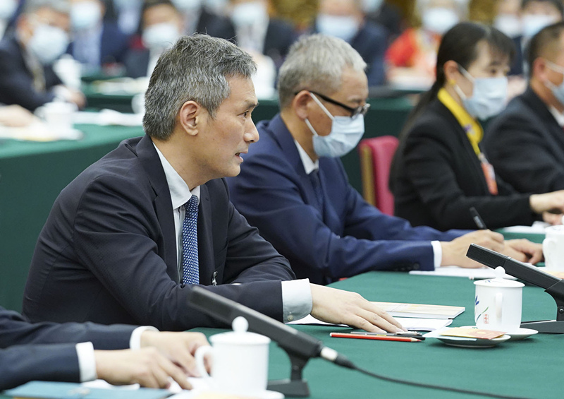 2020年5月24日，全國人大代表羅杰（左一）參加湖北代表團的審議并發(fā)言。