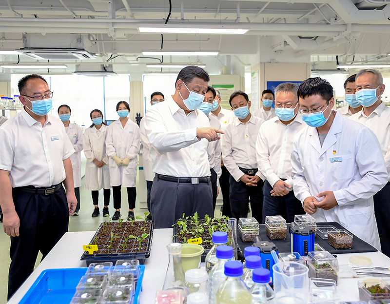 2022年4月10日至13日，中共中央總書記、國家主席、中央軍委主席習(xí)近平在海南考察。這是10日下午，習(xí)近平在位于三亞市崖州灣科技城的崖州灣種子實驗室考察。