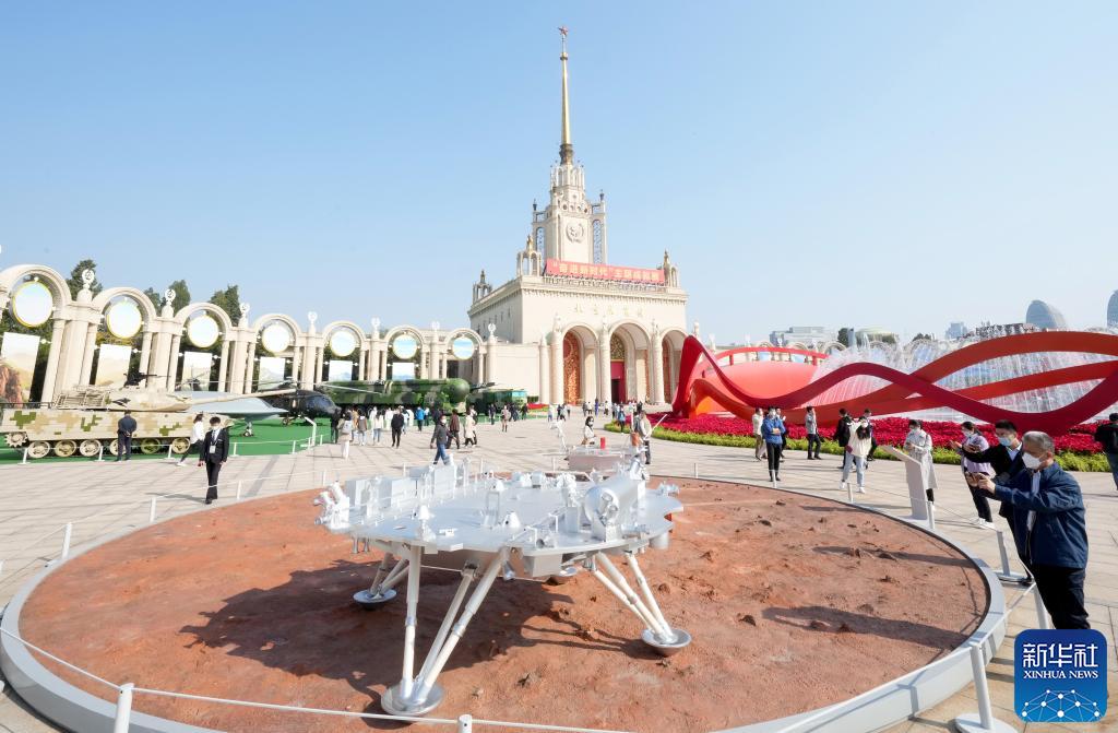 接受精神洗禮 汲取奮進力量——“奮進新時代”主題成就展引發(fā)參觀熱潮