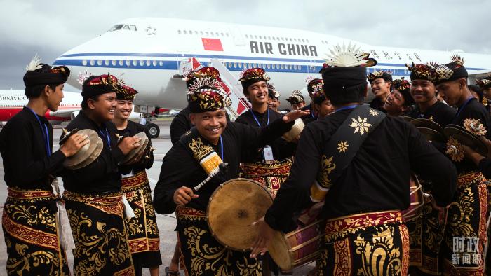 △印尼當?shù)厝罕娸d歌載舞歡迎習主席抵達巴厘島。(總臺央視記者王哈男拍攝)