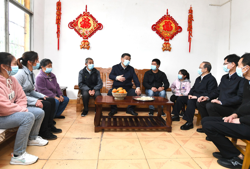 2021年4月25日上午，習近平在廣西壯族自治區(qū)桂林市全州縣才灣鎮(zhèn)毛竹山村村民王德利家中看望，同一家人圍坐在一起聊家常。