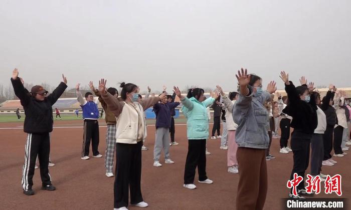 寧夏大學(xué)校園內(nèi)，學(xué)生練習(xí)八段錦。 謝宇 攝