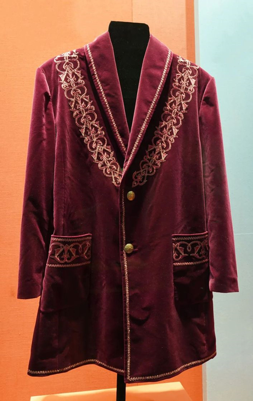 2013年9月，時任哈薩克斯坦總統(tǒng)納扎爾巴耶夫贈送習(xí)近平主席的哈薩克斯坦民族服裝。