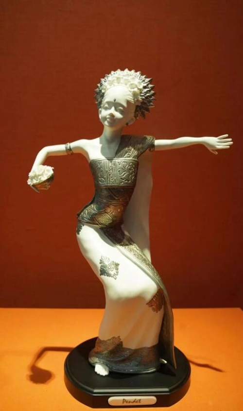 2013年10月，時任印度尼西亞總統(tǒng)蘇西洛贈送習(xí)近平主席的鑲錫瓷塑舞者。