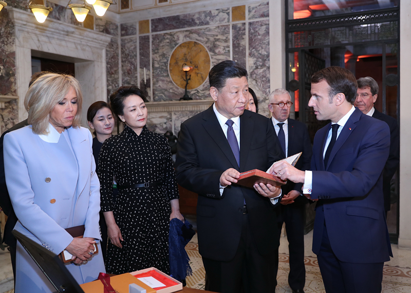 2019年3月24日，習(xí)近平在法國尼斯會見法國總統(tǒng)馬克龍。會見前，馬克龍向習(xí)近平贈送1688年法國出版的首部《論語導(dǎo)讀》法文版原著。