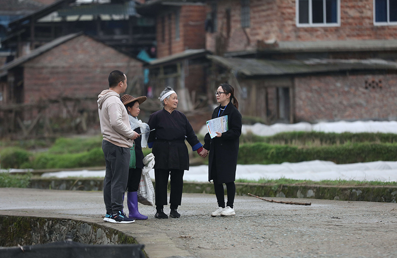 2022年3月24日，在廣西柳州市三江侗族自治縣良口鄉(xiāng)南寨村，紀(jì)檢監(jiān)察干部（右一、左一）在了解惠農(nóng)政策落實情況。