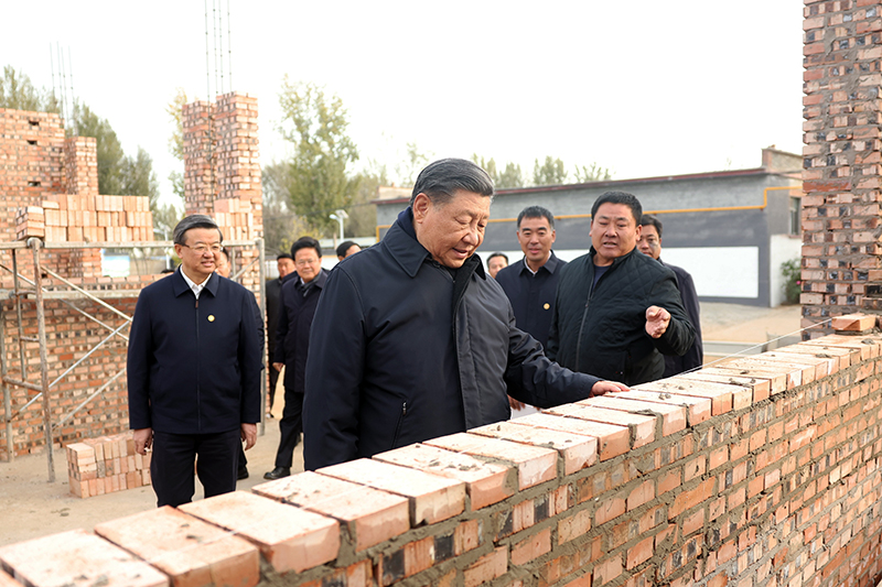 2023年11月10日，習(xí)近平總書記在河北保定涿州市刁窩鎮(zhèn)萬全莊村房屋重建施工現(xiàn)場考察。