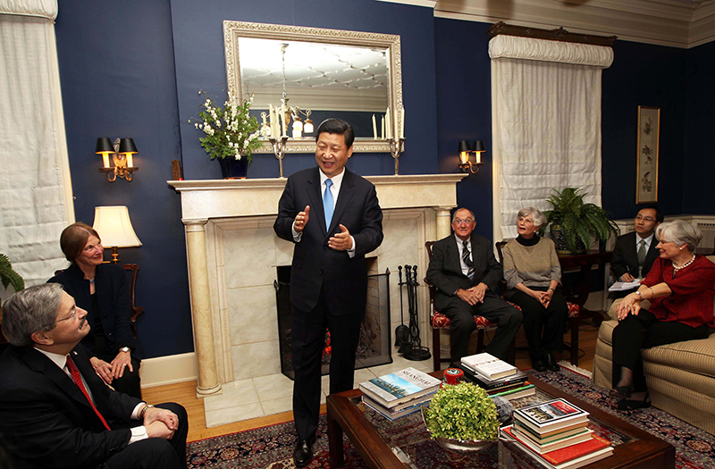 習(xí)近平2012年訪美時(shí)與老朋友敘舊場(chǎng)景。