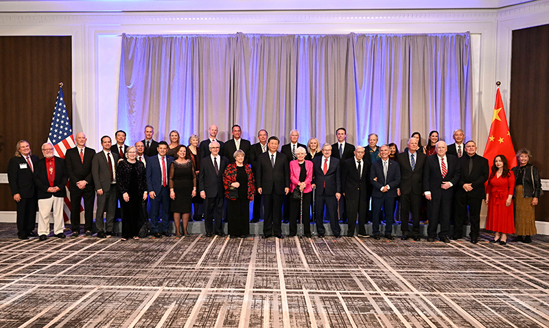 這是美國(guó)友好團(tuán)體聯(lián)合歡迎宴會(huì)開(kāi)始前，習(xí)近平主席會(huì)見(jiàn)飛虎隊(duì)和史迪威將軍后人、鼓嶺、艾奧瓦州、華盛頓州等方面友好人士代表，同他們親切交談并合影留念。