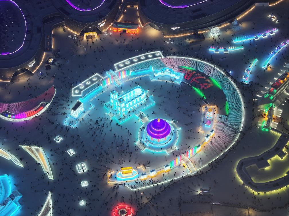 這是2023年12月27日在哈爾濱冰雪大世界拍攝的以巴黎圣母院和北京天壇為核心的冰建景觀群。